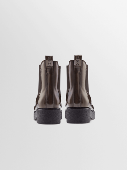 Novara in Glossed Walnut